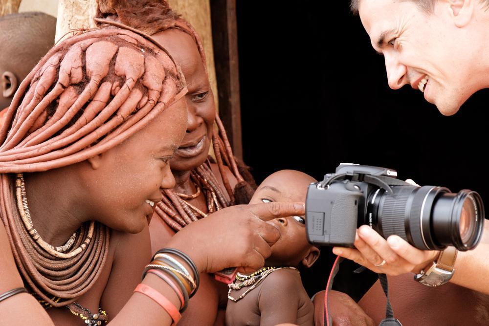 Alexandre Cosentino montre ses images aux Himbas