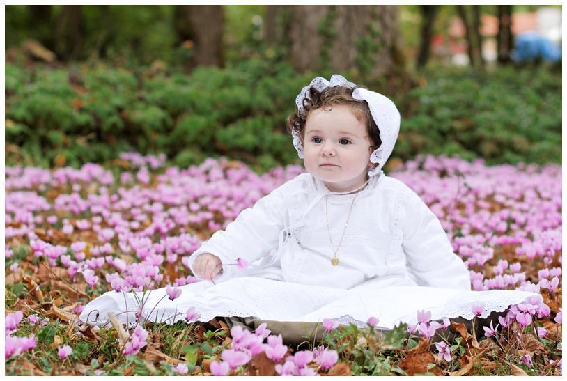 Lucie dans les cyclamens