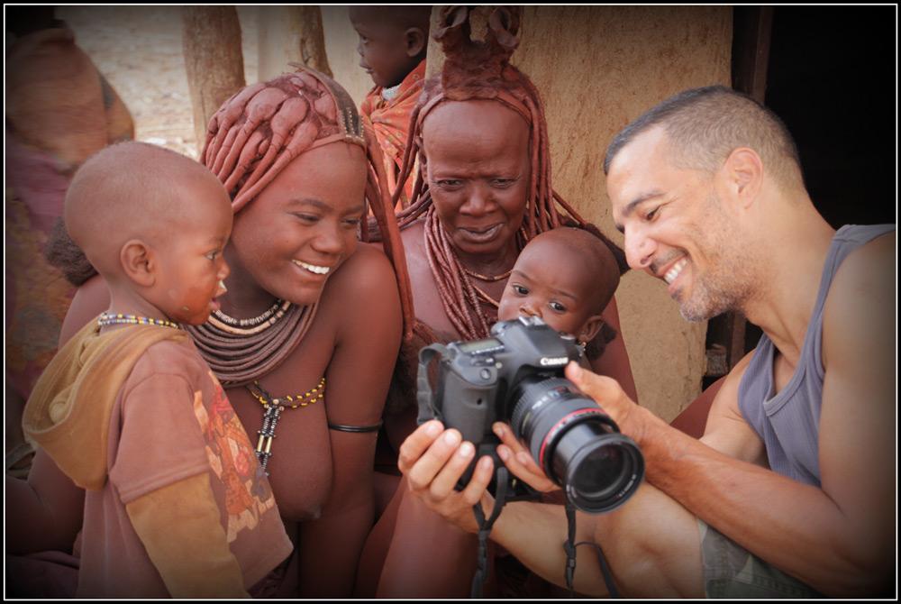 DomArt montre ses images aux femmes Himbas