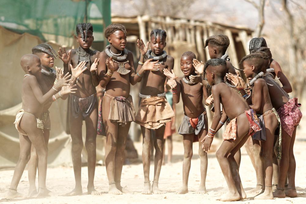 Enfants Himbas en récréation