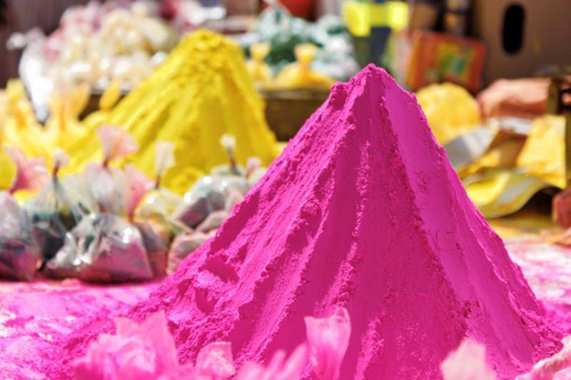 Poudres de couleur pour Holi - Rishikesh, Inde