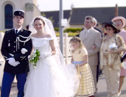 En allant &agrave; la mairie... Pr&eacute;paration des photos de mariage par DomArt, photographe de mariage &agrave; 32450 Castelnau-Barbarens, Auch, Gers, Toulouse, France et monde entier